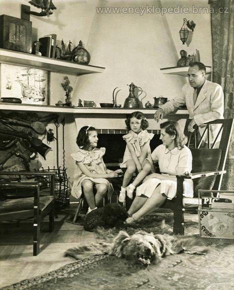 Rodina Karla Diviška ml. (zleva Tamara, Nina, Elmarita). Foto z rodinného alba Niny Divíškové.