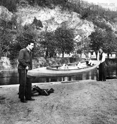 Vodní turistika - Karel T. Divišek (vlevo) a Brandstätter se skládacím kajakem dr. Absolona u Nových mlýnů?, květen 1923. Fotoalbum Divíšek. Repro: K. Šabata.