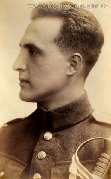 Karel Divišek (mladší) - vojenská služba r. 1926. Fotografie z alba rodiny Diviškových.