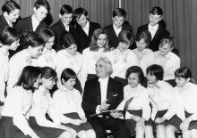 František Lýsek s Brněnským dětským sborem v r. 1968 (při přípravě na kanadské turné). Fotografii poskytla paní Květuše Lepilová, děkujeme.