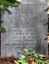 Náhrobek umístěný v místě posledního odpočinku Pavla Haase a části jeho rodiny. Foto Jis, říjen 2005