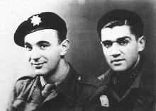 Blahoslav Zavadil (vpravo) se svým kamarádem Antonínem Zeleným. Francie, počátek roku 1945.