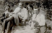 Z leva: bratr Alois, švagr Petr, sestra Filemona ( žena Petra) - v brýlích Vojtěch. Foto z rodinného archivu.