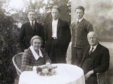Dr. Alois Svoboda (s manželkou a třemi syny - Aloisem, Jiřím a Josefem, předními brněnskými atlety a čs. reprezentanty 20. let 20. století (foto asi poč. 20. let). Fotografii poskytl pan Ladislav Zouhar z Moravské Slavie.