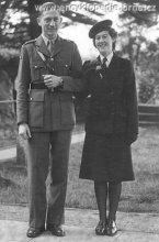 František a Joyce Mary Geislerovi na svatební fotografii z roku 1943. Fotografii z rodinného archivu poskytl pan František Geisler mladší.