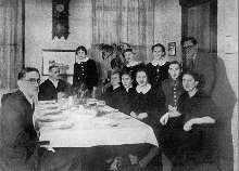 Rodina Petřekova (zleva: syn Miroslav, Josef Petřek, dcera Květa, maminka Marie a další děti Zdenka, Marie, Milada, Věra, Emil, Jaroslav a Jiřina. Fotografii poskytla paní Hana Ševčíková.