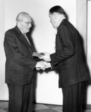 Gracian Černušák (vpravo s předsedou MěNV Josefem Kaláškem), 26.11. 1958. AMB foto, XVIIa 584.