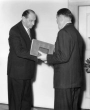 Osvald Chlubna (vpravo předseda MěNV Josef Kalášek), 26. 11. 1958. AMB foto, XVIIa 584.