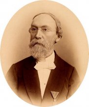 Mořic Vilém Trapp - kustod Františkova muzea (Quidův nejstarší bratr), fotografie z roku 1889 zhotovená ve Vídni u fotografa J. Löwyho. Quido Trapp - fotografie zřejmě z konce 60. let nebo počátku 70. let 19. století. AMB, fond T 43 Trapp...