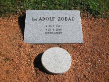 Vídeňská 96, skupina 56a - čestný hrob Adolfa Zobáče. Foto Jis, září 2007.