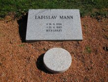 Vídeňská 96, skupina 56a - čestný hrob Ladislava Manna. Foto Jis, září 2007.