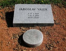 Vídeňská 96, skupina 56a - čestný hrob Jaroslava Válka. Foto Jis, září 2007.