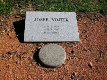 Vídeňská 96, skupina 56a - čestný hrob Josefa Vojtka. Foto Jis, září 2007.