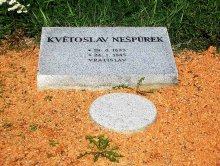 Vídeňská 96, skupina 56a - čestný hrob Květoslava Nešpůrka. Foto Jis, září 2007.