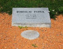 Vídeňská 96, skupina 56a - čestný hrob Bohuslava Popka. Foto Jis, září 2007.
