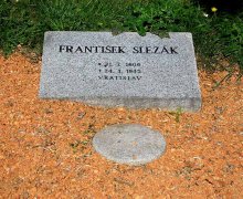 Vídeňská 96, skupina 56a - čestný hrob Františka Slezáka. Foto Jis, září 2007.