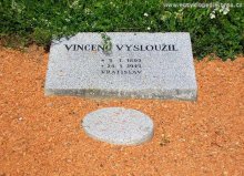 Vídeňská 96, skupina 56a - čestný hrob Vincence Vysloužila. Foto Jis, září 2007.