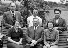 Foto učitelského sboru ze 30. let 20. století (vlevo stojící - pan učitel Cikánek, vpravo sedící paní učitelka Ustohalová-Bílá, uprostřed sedící pravděpodobně pan řídící učitel Hudec. Fotografii poskytl pan Karel Stránský se...