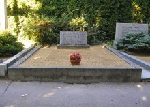 Místo posledního odpočinku Jana V. Dubského na Ústředním hřbitově v Brně. Foto Jis, září 2007.