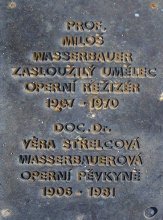 Detail textu na pamětní desce v místě posledního odpočinku Miloše Wasserbauera na Ústředním hřbitově v Brně. Foto Jis, září 2007.