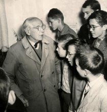 Profesor Valoušek s dětskými návštěvníky. Foto archiv ZOO Brno.