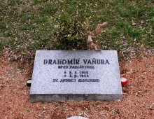 Hrob Drahomíra Vaňury na čestném pohřebišti Ústředního hřbitova v Brně, stav z r. 2005. Foto Jan Břečka.