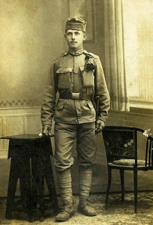 Alois Chyba - Alois Chyba v uniformě pěšáka rakousko-uherské armády (fotografie z roku 1915?), Fotografii poskytl 26.9.2009 pan RNDr. Vladimír Cimbalník, děkujeme.