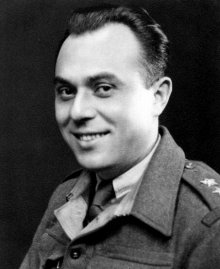 Antonín Hluštík (jaro 1945, kdy byl ještě příslušníkem čs. samostatné obrněné brigády). Fotografii zaslal 11.1.2010 pan Antonín Hluštík, syn. Děkujeme.