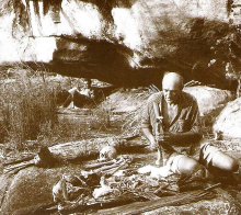 Jan Jelínek v Austrálii (60. léta 20. století). Zdroj: Obrazy z výzkumu moravského paleolitu, 1., Brno 2009, Moravské zemské muzeum, s. 69.