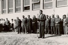 Předseda MNV Josef Kalášek přednášející projev při slavnostním otevření nové školy na Úvoze (1.9.1961). AMB, fond U5 - sbírka fotografií, sign. XVIIa 715.