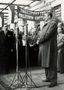 Předseda ÚNV zemského hlavního města Brna, Vladimír Matula, vítá na brněnském nádraží prezidenta republiky Klementa Gottwalda a jeho choť (10.7.1948). AMB, fond U5 - sbírka fotografií, sign. XVIIa 247.