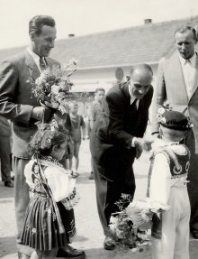 Bohumil Ubr (vlevo) při uvítání vzácných hostů ve Slatině při příležitosti otevření trolejbusové linky z Brna do Slatiny (30.7.1949). AMB, fond U5 - sbírka fotografií, sign. XVIIa 308.