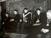 Promotor prof. dr. Antonín Beer (2. zprava) s ostatními akademickými hodnostáři při promoci Jana Masaryka 20. 1. 1948. Zdroj: AMB, fond U5 - sbírka fotografií, album XXV50, s. 14.