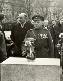 Představitel čsl. obce legionářské Jaroslav Čižmář a jeho poklep na základní kámen pomníku prezidenta T. G. Masaryka na Moravském náměstí dne 28. 10. 1946. Zdroj: AMB, fond U5 - sbírka footgrafií, album XXV 39, s. 17.