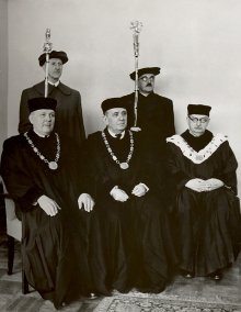 Jan Masaryk po své promoci 20. 1. 1948 mezi děkanem filozofické fakulty prof. dr. Ferdinandem Stiebitzem (1. zleva) a rektorem Masarykovy univerzity prof. dr. Ladislavem Seifertem. Zdroj: AMB, fond U5 - sbírka fotografií, album XXV 50, s. 26.