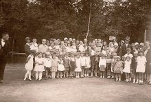 Alois Marcalík na akci "Dětské radovánky"- bez alkoholu obecné školy u Smuku v Rychvalde dne 4. června 1931 na "Hřišti abstinentů" (= pouze pro děti, které ještě nechodí do školy). Fotografii zaslala paní Lenka Kalousová, pravnučka....