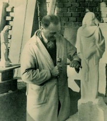 Akademický sochař František Mádle při práci ve svém ateliéru. Fotografii zaslala paní Věra Muchová, děkujeme.
