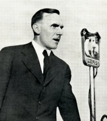 Lektor tělesné výchovy při Masarykově universitě Dr. František Vojta řídí místním rozhlasem XII. utkání Technika-Universita dne 13. 5. 1936. Zdroj: XII. lehkoatletické utkání o putovní cenu prof. sboru české techniky. Stadion Sokola...