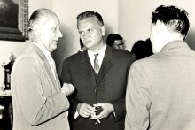 Oldřich Vaverka (uprostřed) a Jaroslav Dřímal (vlevo) s francouzskými studenty na Nové radnici dne 11.8.1965. Zdroj: AMB, fond U5 - sbírka footgrafií, sign. XVIIa 942.