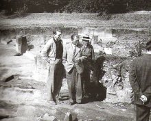 František Kalousek na výzkumu na Pohansku u Břeclavi, který vedl. Zdroj: Pohanské výzkumy slaví padesátku, In: RegioM, 2009, 1, Mikulov 2009, s. 93.
