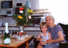 Paní Věra Bednářová-Věrná s pravnukem Danem v roce 1994. Fotografie z rodinného alba paní Aleny Vaňáčkové.