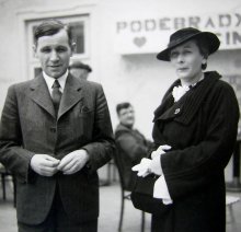 Amos Pokorný a sekretářka exmistra světa v šachu Jose Raula Capablancy. Poděbrady, 1936. Fotografii ze svého archívu nám poskytl pan Jan Kalendovský, děkujeme.