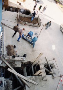 1999: Náměstí Svobody - přípojky inženýrských sítí před domem nám. Svobody 8