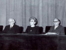 Prof. Vilém Chmelař na odborné psychologické akci v prosinci 1969 (na snímku uprostřed dr. Olga Kolaříková, vpravo prof. Vladimír Tardy). Fotografii poslal pan Ladislav Bartoš, děkujeme.