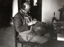 Karel Dobeš při práci. Fotografie pochází z rodinného archívu.