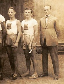 Bohuš Fleischer (uprostřed) s Petrme Muchou (vlevo) a Františkem Majdou - výřez ze skupinové fotografie - vítězné štafety mužů Moravské Slavie z I. ročníku Mezinárodního reozestavěného běhu Brnem o putovní pohár Moravských novin...