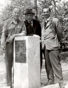Ladislav Bartoš (vpravo) s Aloisem Šimkem (uprostřed) a soběšickým občanem Josefem Kubáskem v roce 1962. Fotografii z rodinného archívu zaslal pan Ladislav Bartoš, děkujeme.