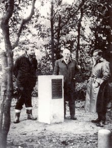 Alois Šimek (uprostřed) spolu s Ing. V. Ješutou (vpravo) a technikem Říhou (vlevo) na snímku z roku 1960. Fotografii z rodinného archívu zaslal pan Ladislav Bartoš, děkujeme.