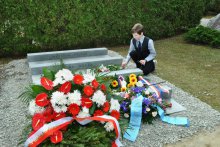 Čestný hrob Jana Nováka, jehož ostatky byly uloženy v čestném kruhu Ústředního hřbitova v Brně 4. dubna 2011. Foto: Silvie Doleželová, archiv www.encyklopedie.brna.cz.