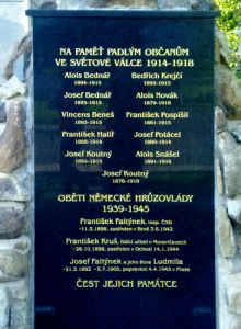 Detail pomníku v Ochozi u Konice, na němž je uvedeno jméno Františka Kruše. Snímek poskytla paní Olga Hukalová, děkujeme.